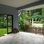 Casa Ampla com Piscina e Piscina Natural.